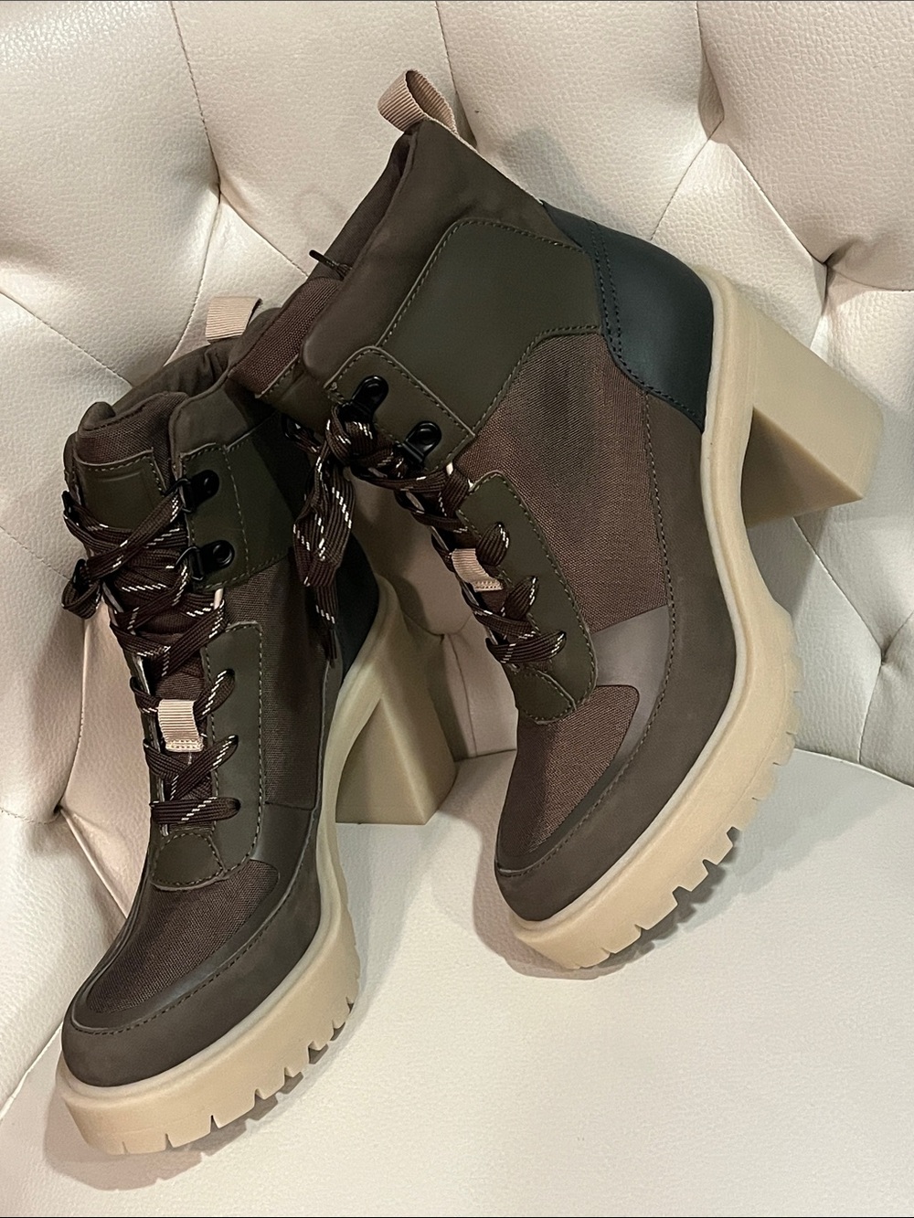 Dolce Vita Olive Green Lace-Up Chunky Lug Heel Boots 8.5 Eye Catching